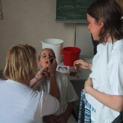 schminken 2 juni 2003 - Toneelvereniging Plankenkoorts 